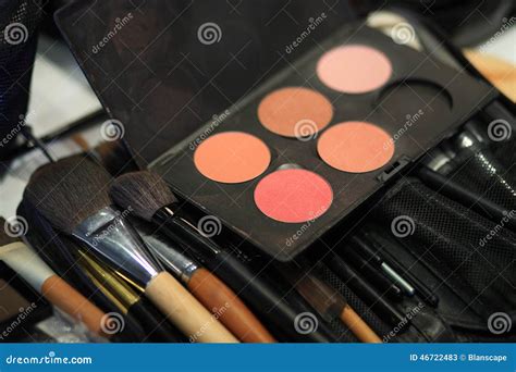 Cepillos Del Maquillaje Y Paleta Del Sombreador De Ojos Imagen De