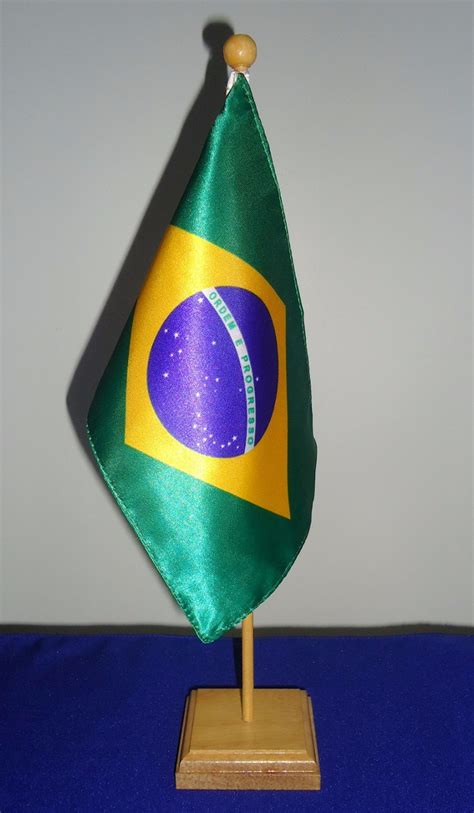 Bandeira De Mesa Do Brasil Luxo Cetim Base Mastro De Madeira R