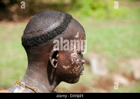 Un Suri Surma Hombre Desnudo Despu S De Body Painting Etiop A