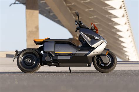 Essai le BMW CE 04 un maxi scooter urbain qui électrise Actu Moto