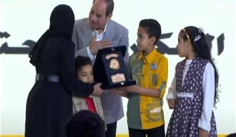 El Presidente El Sisi rinde homenaje a varias familias de mártires de