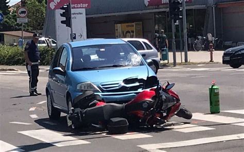 Voznik Avtomobila Izsilil Prednost Motoristu Sopotnica Na Motorju Hudo