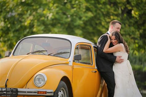 Image libre la mariée jeune marié voiture sedan Oldtimer étreinte