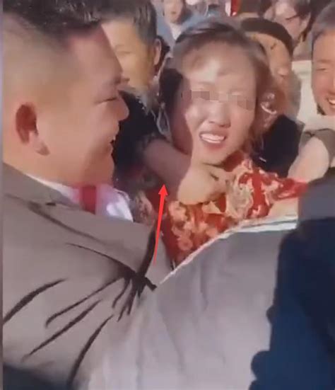 又一婚闹，福建一新娘刚下车多名男子冲上去亲，现场画面曝光婚礼新郎网友