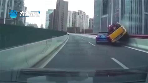 上海两车“斗气”互别，一车骑跨高架栏，究竟谁之过？ 腾讯视频