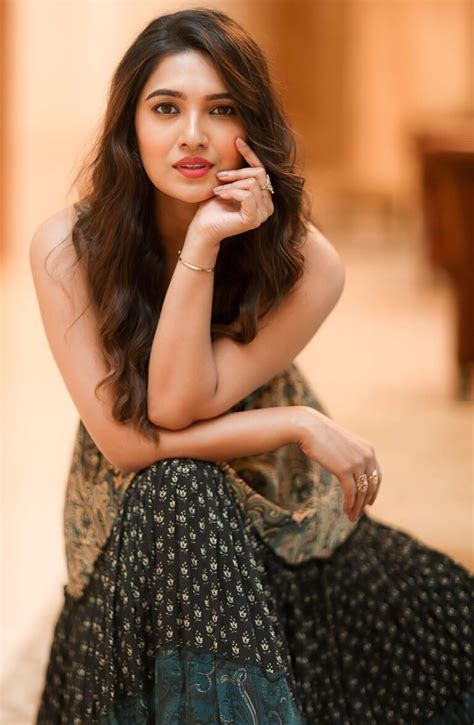 Vani Bhojan Hot Photos Pics New Images HD Wallpapers