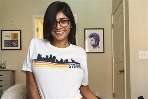 Mia Khalifa se desnuda por una buena causa GQ México y Latinoamérica