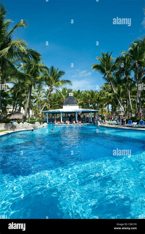 Swim up pool bar at Riu Bambu Hotel, Punta Cana, Dominican Republic ...