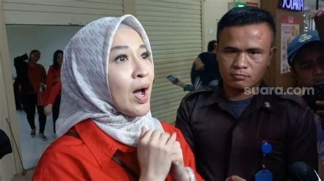 Okie Agustina Mencibir Gunawan Dwi Cahyo Yang Aji Mumpung Rilis Lagu Di