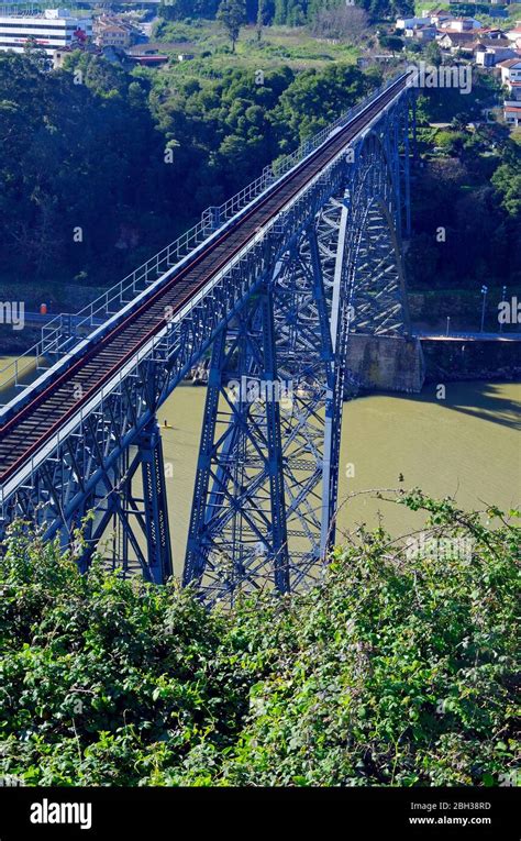 Il Pionieristico Ponte Ferroviario Maria Pia Di Gustav Eiffel Sul Fiume