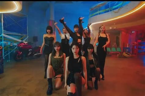 Lirik Lagu Talk That Talk Twice Lengkap Dengan Terjemahan Bahasa