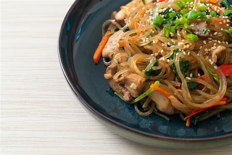 Japchae Ou Nouilles Vermicelles Cor Ennes Saut Es Avec L Gumes Et Porc