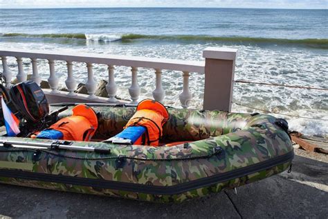 Bote De Salvamento Infl Vel Barco Infl Vel Cinzento Na Praia No Foto De