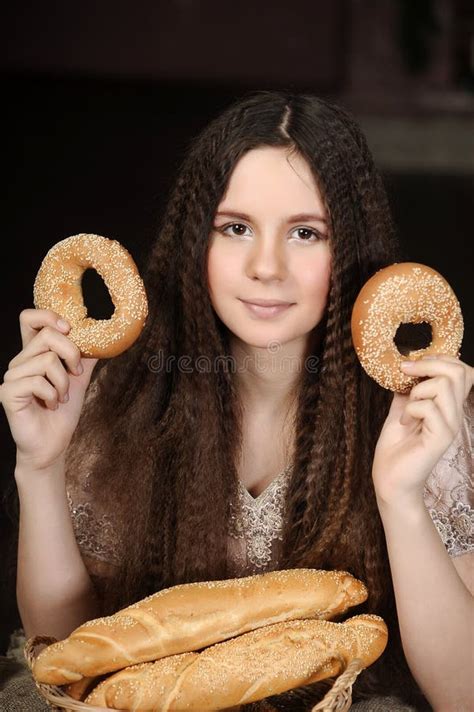 Brunette Con Una Cesta Con Rollos Y Bagels Imagen De Archivo Imagen De Cuerno Pretzel
