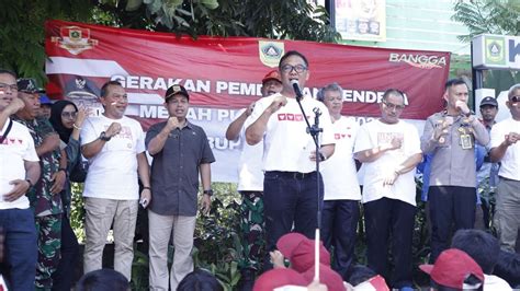 Plt Bupati Bogor Bagikan Bendera Merah Putih Kepada Masyarakat