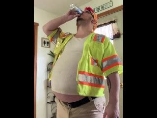 POV 道路労働者はあなたにビールのブロートを飲み物を求めます Pornhub Gay