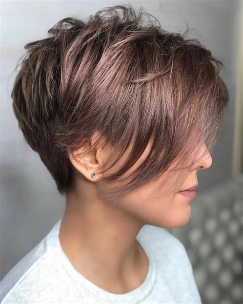 Märchenhafter Pixie Cut für braune Haare Diese Kurzfrisuren haben