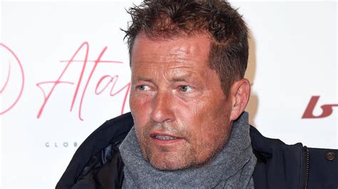 Til Schweiger auf Krücken am Flughafen von Palma de Mallorca - n-tv.de