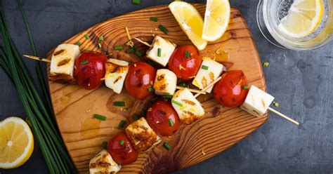 Recette de brochettes de halloumi grillé et tomates Marie Claire