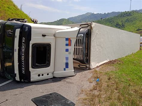 Carreta Tomba E Interdita Parcialmente Pista De Descida Da Serra Das