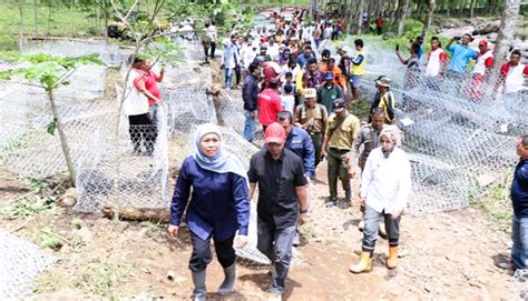 Tempuh Medan Berat Gubernur Khofifah Beri Semangat Para Pengungsi