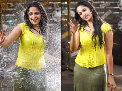 South Queen Anushka Shetty S Jaw Dropping Poses In Bikini See Pics