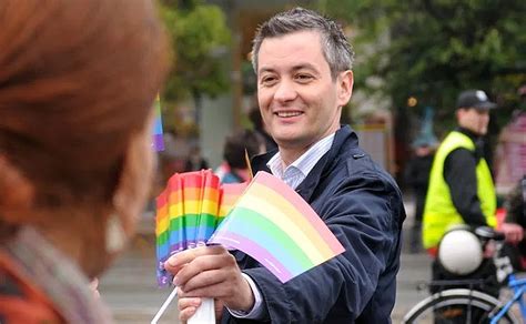 Robert Biedron El Primer Alcalde Gay De Polonia Cambia La Limusina Por La Bici