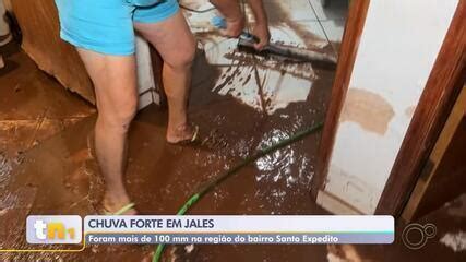 Chuva forte inunda casas e alaga ruas em Jales São José do Rio Preto