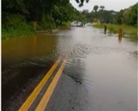 Trechos de rodovias federais e estaduais são interditados na Bahia