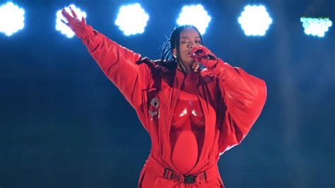 Rihanna Kept Her Pregnancy Secret From Her Back Up Dancers During