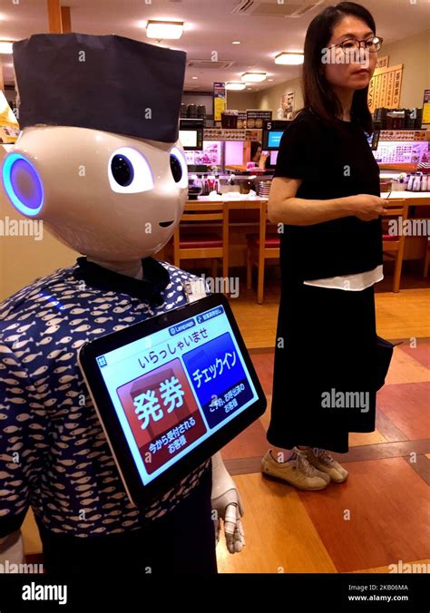 Poivre le robot humanoïde est vu dans une branche de sushi Hamazushi