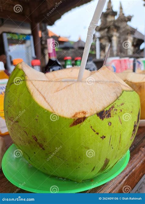 Boire De La Noix De Coco Sur La Plage De Pandawa Bali Photo Stock