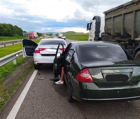 Engavetamento Envolvendo Tr S Carros Deixa Dois Feridos Na Via Dutra