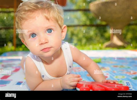 Bébé garçon blond aux yeux bleus Banque de photographies et dimages à