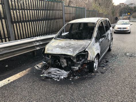 SS36 Auto In Fiamme A Mandello Chiusa Una Corsia In Direzione Nord