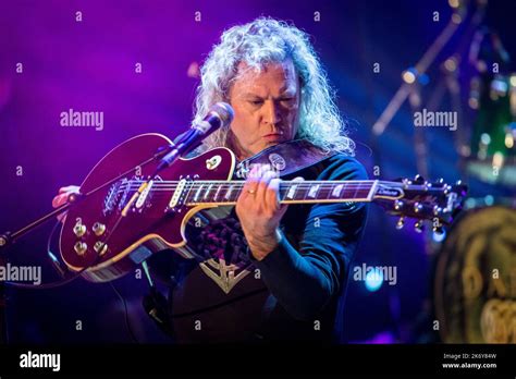 Vinny Burns On Guitar Stock Photo Alamy