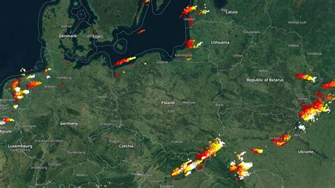 Ciemne chmury nad Polską Sprawdź gdzie jest burza TVN Meteo