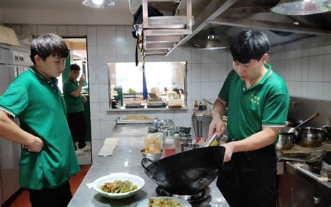 配菜老大做一道饭店主打菜辣椒炒肉，得到厨师长认可，看看厨艺怎么样 哔哩哔哩