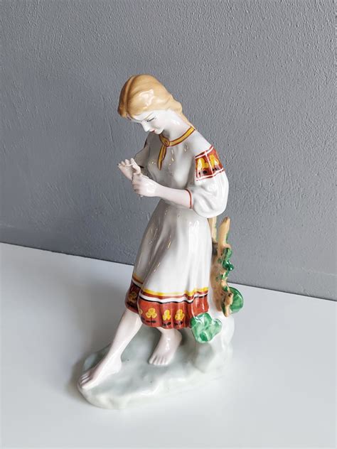 Połonne Figurka porcelanowa dziewczyna z rumiankiem PRL Ruda Śląska