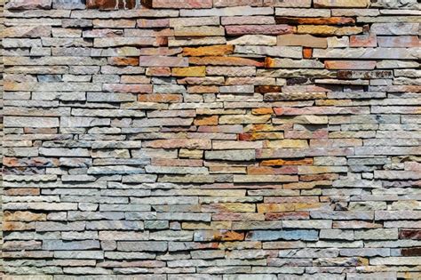 El muro de piedra está apilado las piedras están dispuestas en un