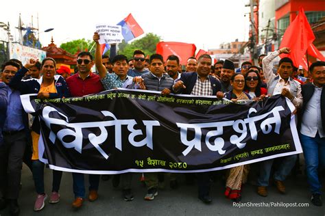 अध्यक्ष ओलीलाई कालो झण्डा देखाएको विरोधमा एमाले कार्यकर्ताको प्रदर्शन