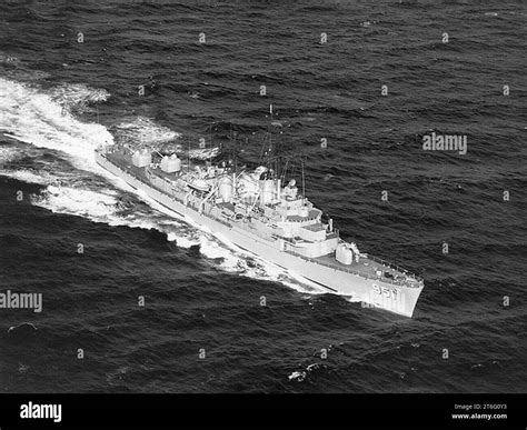 Uss Turner Joy Dd 951 Underway Off Hawaii In 1969 Stock Photo Alamy