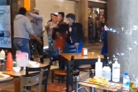 Pelea entre payasos y Vía Pública en el CH por no bajar volumen Video