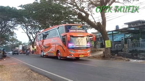 ROMBONGAN BUS PARIWISATA TELOLET BASURI BIKIN HEBOH PENGENDARA