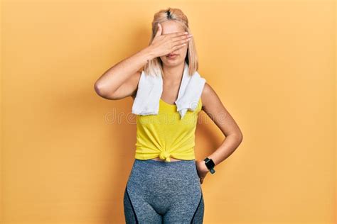 Hermosa Mujer Deportiva Rubia Con Ropa De Entrenamiento Cubriendo Los