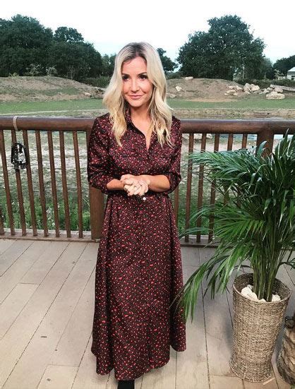 Helen Skelton Instagram Countryfile Star Exposes Bra As She Stuns In