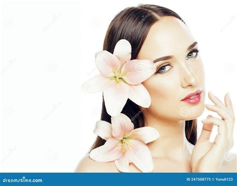 Jovencita Atractiva Cierra Con Las Manos En La Cara Aislada Flor Lily Brunette Spa Maquillaje
