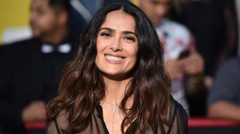 Salma Hayek Enciende Las Redes Sociales Con Diminuto Bikini