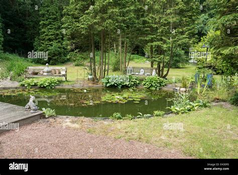 English Garden Pond Hi Res Stock Photography And Images Alamy