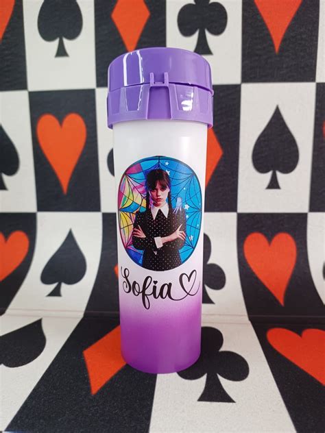 Garrafa de Água Personalizada Squeeze da Wandinha Série Elo7